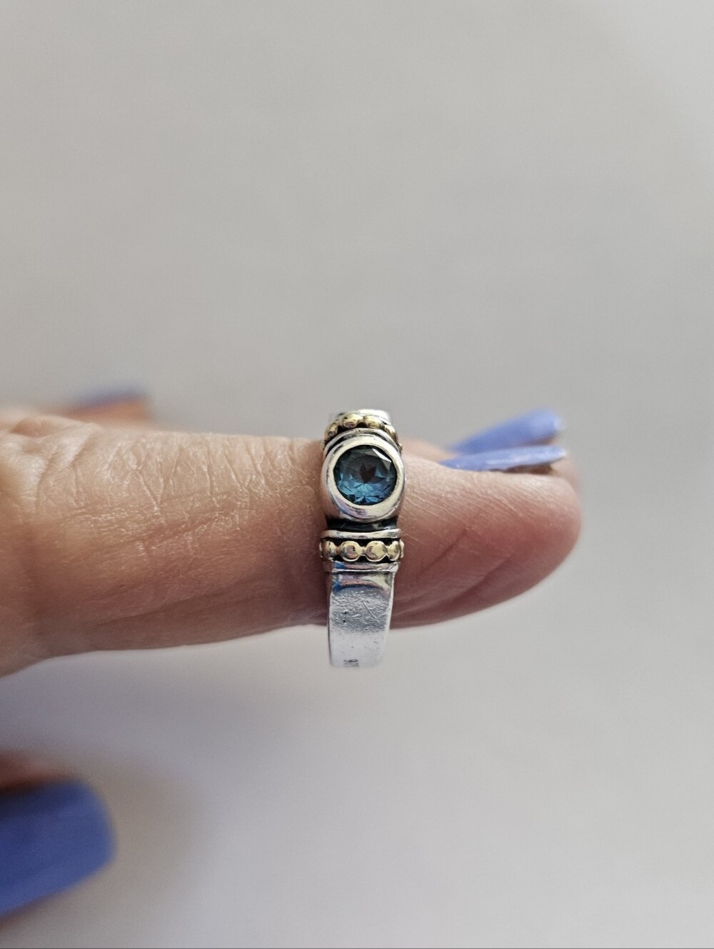 Beautiful 925 sterling silver/topaz ring